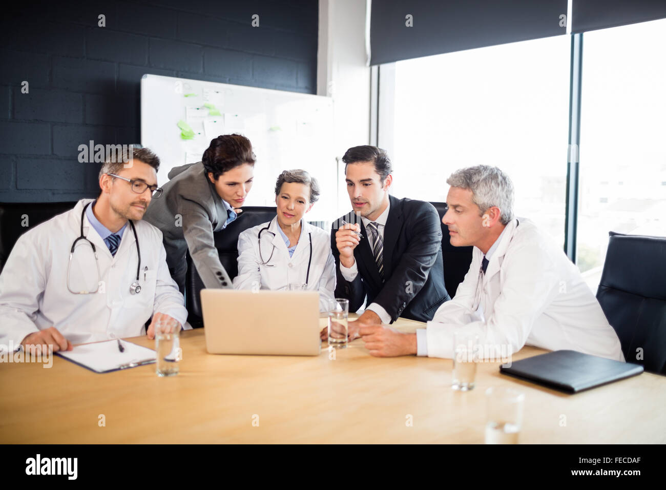 L'équipe médicale d'une réunion Banque D'Images