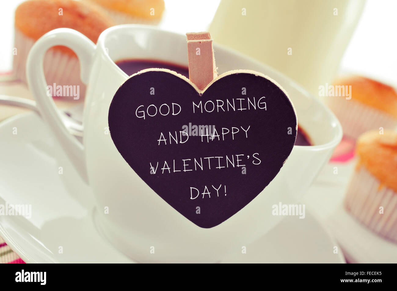 Libre d'une tasse de café en porcelaine avec une pancarte en forme de coeur avec le texte Bonjour et happy Valentines Day, sur un onglet Banque D'Images