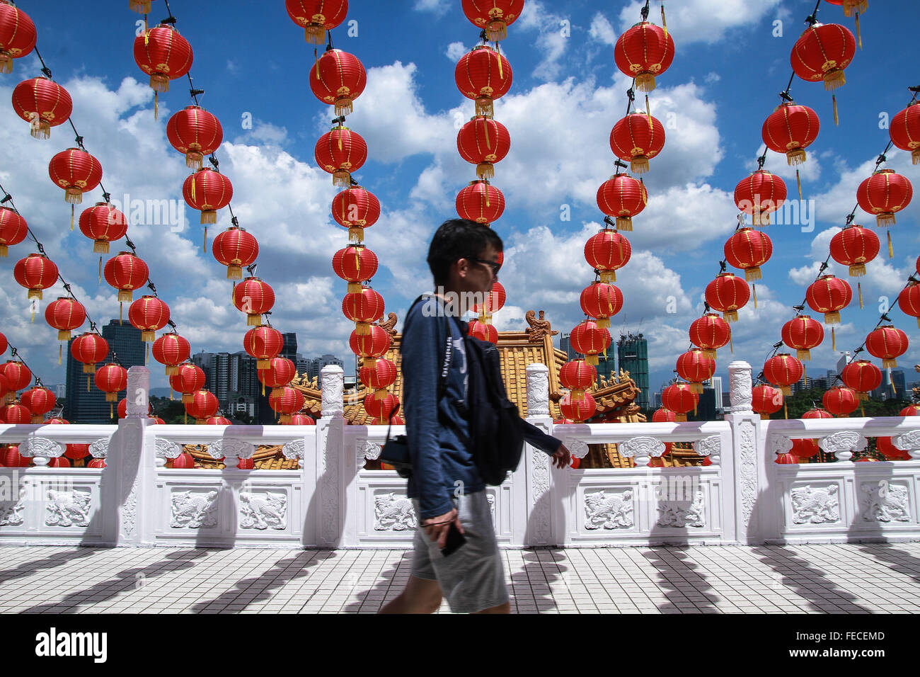 Kuala Lumpur, Malaisie - 30 janvier 2016 : Le visiteur marche à travers des centaines de lampions rouges à hau Temple Thean pour Nouvel An chinois 2016. Banque D'Images