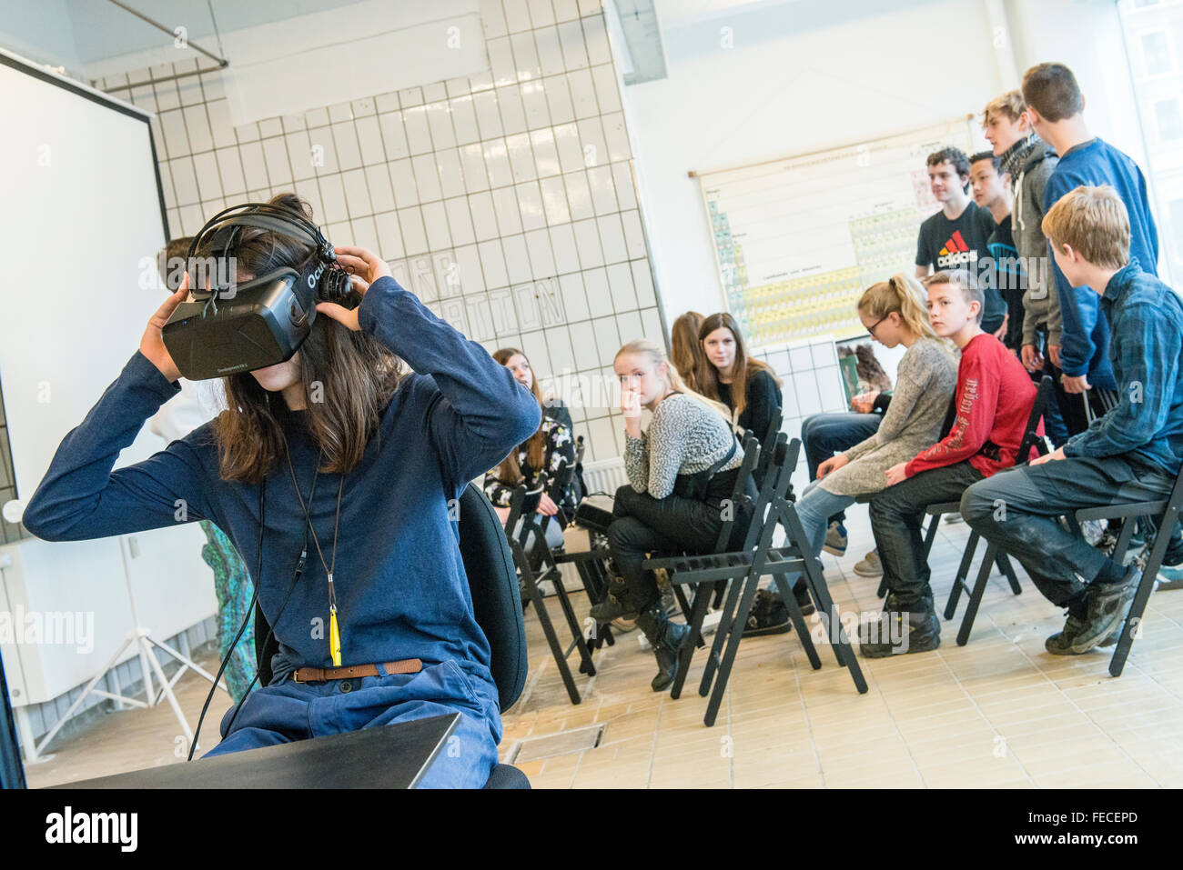 Copenhague, Danemark. 5 Février, 2016. Khora est un pop-up de l'espace dans le Meatpacking district de Copenhague, où les gens peuvent marcher et essayer différents niveaux de réalité virtuelle. Les écoles seront en mesure de venir dans le cadre d'excursions, les entreprises peuvent venir pour voir ce qui est possible avec VR. Les amateurs de VR sera en mesure d'entrer et de collaborer avec des créateurs de contenu. Leur objectif est de créer un environnement où les idées sur la réalité virtuelle peuvent se développer et de venir à la vie. Sur la photo est de 13 ans, Alexander Ramskov, Galamba de Albertslund Lilleskole, alors qu'il teste l'un des casques VR. © Matthieu Banque D'Images