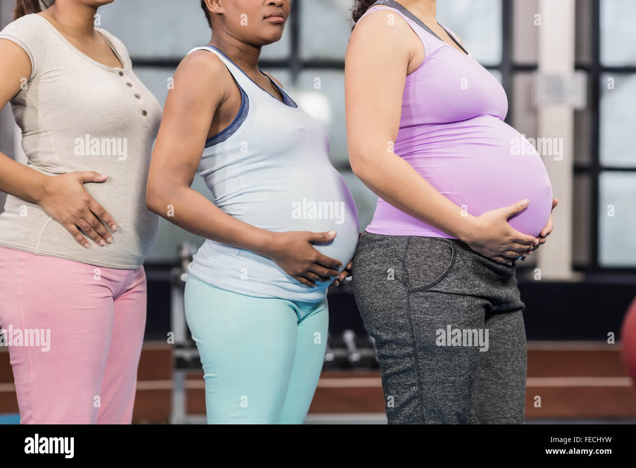 Les femmes enceintes faisant l'exercice de yoga Banque D'Images
