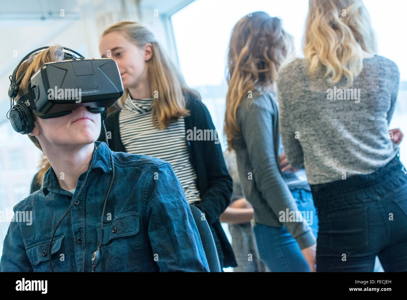 Copenhague, Danemark. 5 Février, 2016. Khora est un pop-up de l'espace dans le Meatpacking district de Copenhague, où les gens peuvent marcher et essayer différents niveaux de réalité virtuelle. Les écoles seront en mesure de venir dans le cadre d'excursions, les entreprises peuvent venir pour voir ce qui est possible avec VR. Les amateurs de VR sera en mesure d'entrer et de collaborer avec des créateurs de contenu. Leur objectif est de créer un environnement où les idées sur la réalité virtuelle peuvent se développer et de venir à la vie. Sur la photo est de 14 ans, Malte, Konoy Lilleskole de Albertslund, alors qu'il teste l'un des casques VR. © Matthew James Harrison Banque D'Images