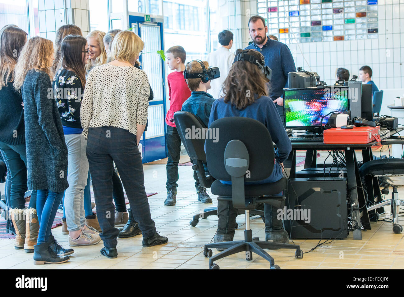 Copenhague, Danemark. 5 Février, 2016. Khora est un pop-up de l'espace dans le Meatpacking district de Copenhague, où les gens peuvent marcher et essayer différents niveaux de réalité virtuelle. Les écoles seront en mesure de venir dans le cadre d'excursions, les entreprises peuvent venir pour voir ce qui est possible avec VR. Les amateurs de VR sera en mesure d'entrer et de collaborer avec des créateurs de contenu. Leur objectif est de créer un environnement où les idées sur la réalité virtuelle peuvent se développer et de venir à la vie. Sur la photo est de 14 ans, Malte, Konoy Lilleskole de Albertslund, alors qu'il teste l'un des casques VR. © Matthew James Harrison Banque D'Images