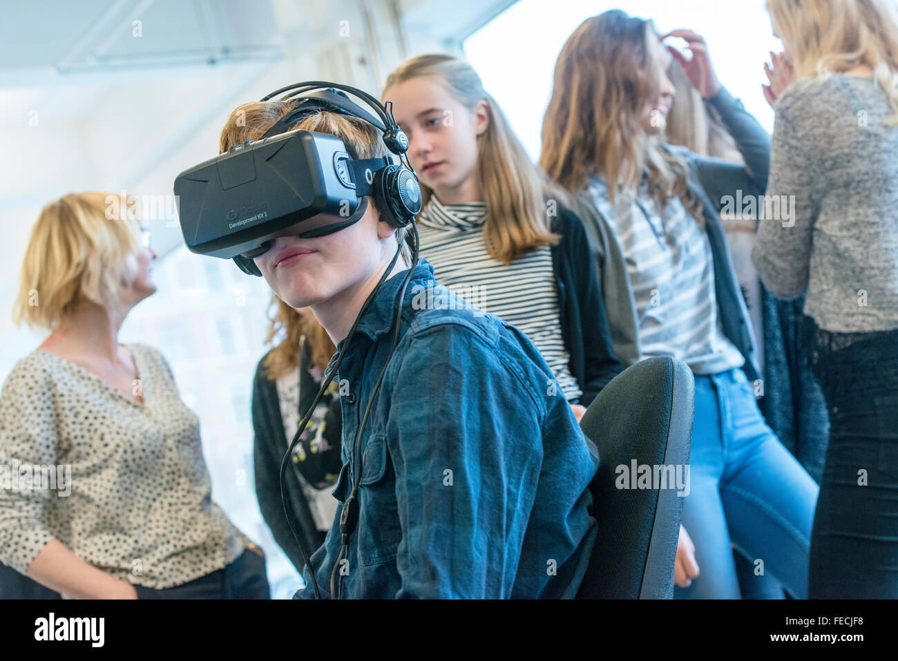 Copenhague, Danemark. 5 Février, 2016. Khora est un pop-up de l'espace dans le Meatpacking district de Copenhague, où les gens peuvent marcher et essayer différents niveaux de réalité virtuelle. Les écoles seront en mesure de venir dans le cadre d'excursions, les entreprises peuvent venir pour voir ce qui est possible avec VR. Les amateurs de VR sera en mesure d'entrer et de collaborer avec des créateurs de contenu. Leur objectif est de créer un environnement où les idées sur la réalité virtuelle peuvent se développer et de venir à la vie. Sur la photo est de 14 ans, Malte, Konoy Lilleskole de Albertslund, alors qu'il teste l'un des casques VR. © Matthew James Harrison Banque D'Images