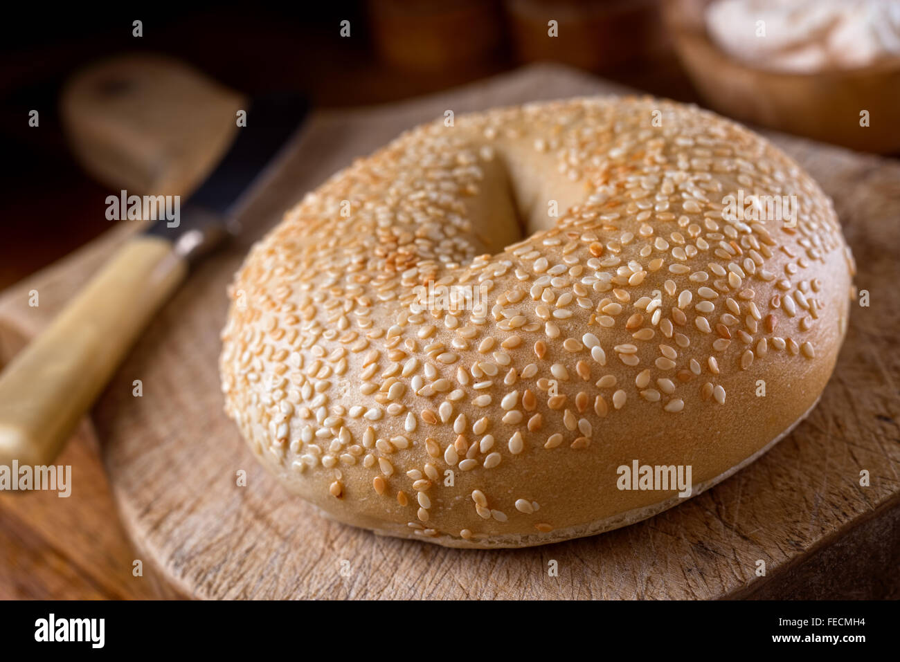 Un délicieux bagels aux graines de sésame sur une table en bois rustique. Banque D'Images