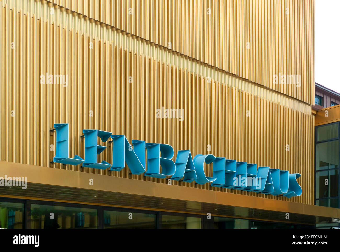 Lettres bleues de Thomas Offres sculpture de caractères et golden façade extérieure du musée d'art Lenbachhaus à Munich Banque D'Images Lettres bleues de Thomas Offres sculpture de caractères et golden façade extérieure du musée d'art Lenbachhaus à Munich Banque D'Images