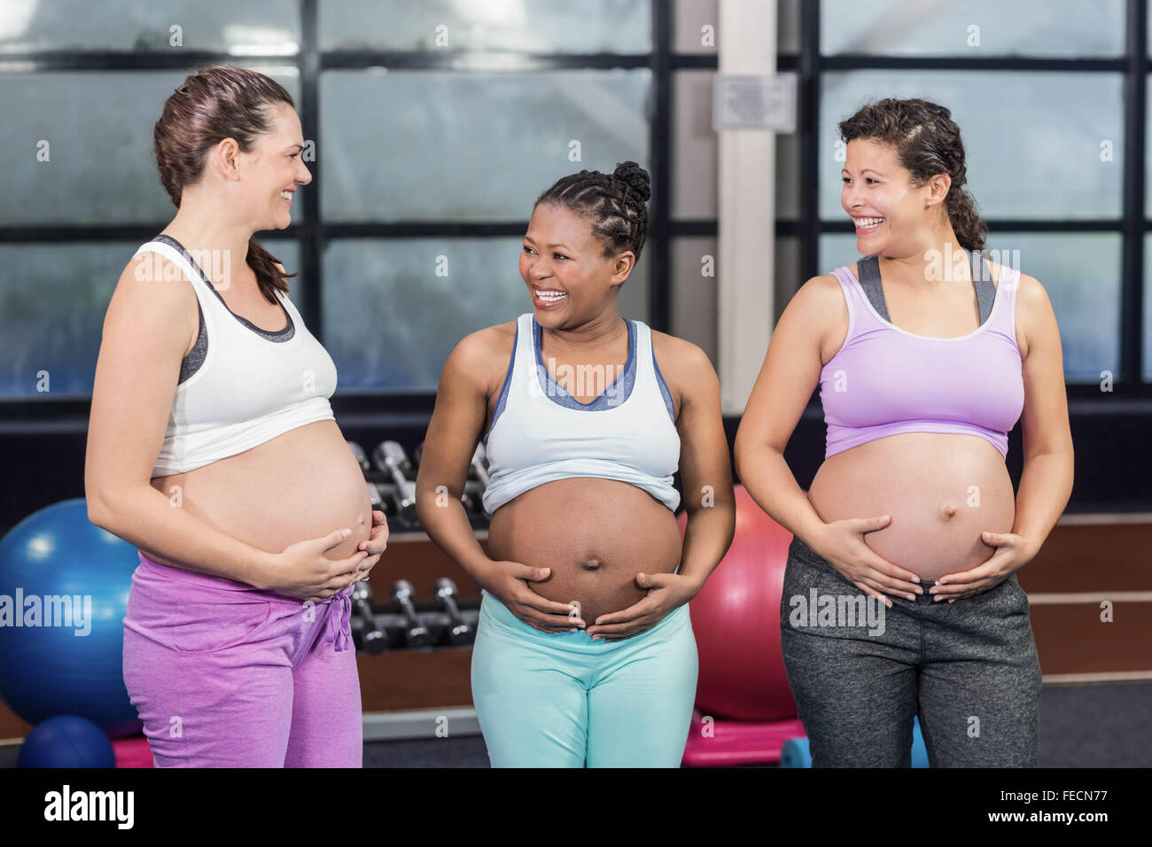 Les femmes enceintes joyeux et permanent de toucher leurs ventres Banque D'Images