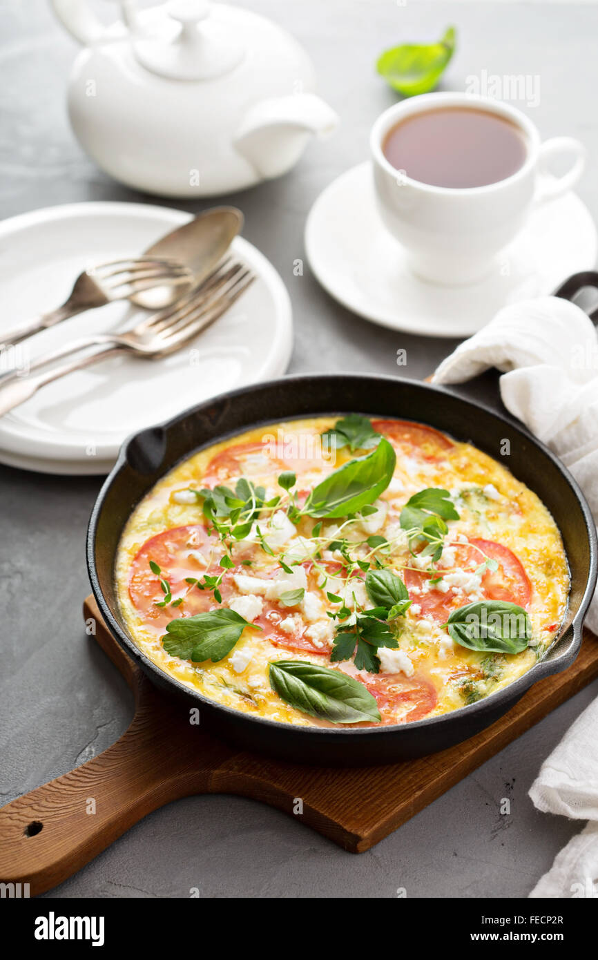 Frittata aux herbes, tomates et fromage feta Banque D'Images