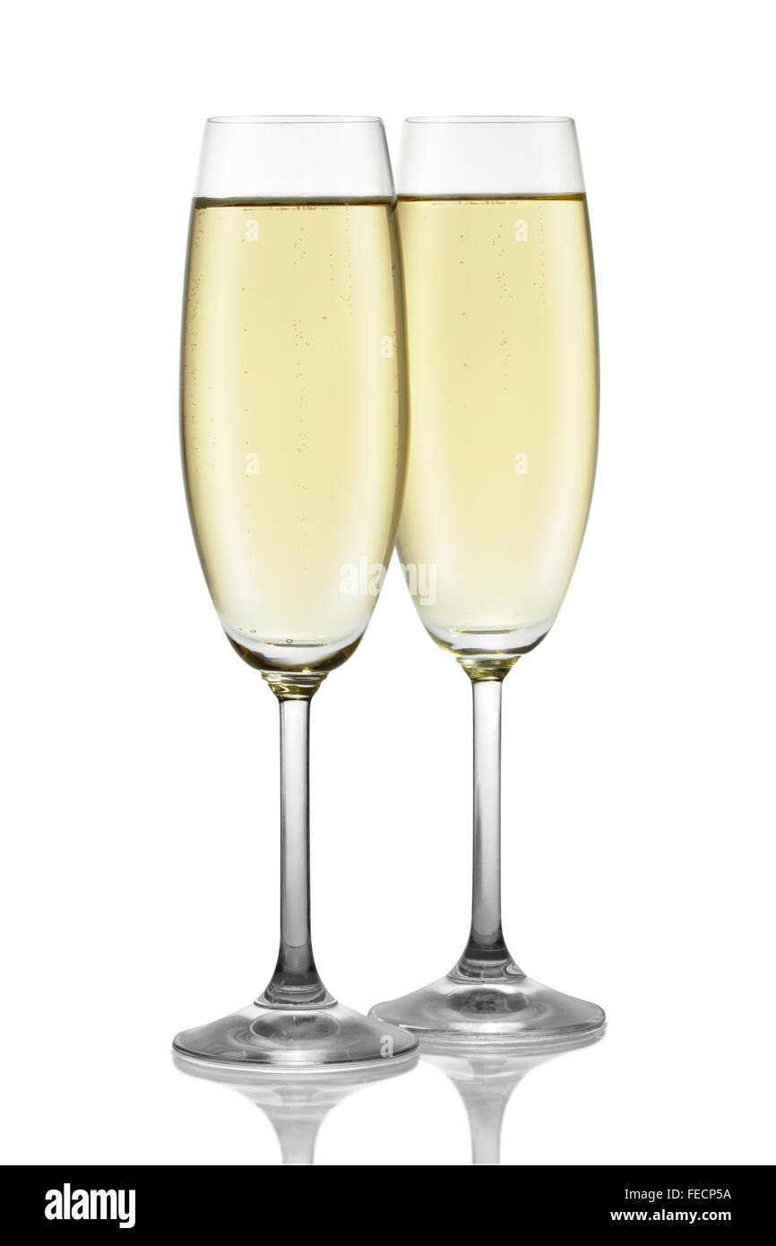 Deux verres de champagne isolé sur le fond blanc, chemin de détourage  inclus Photo Stock - Alamy