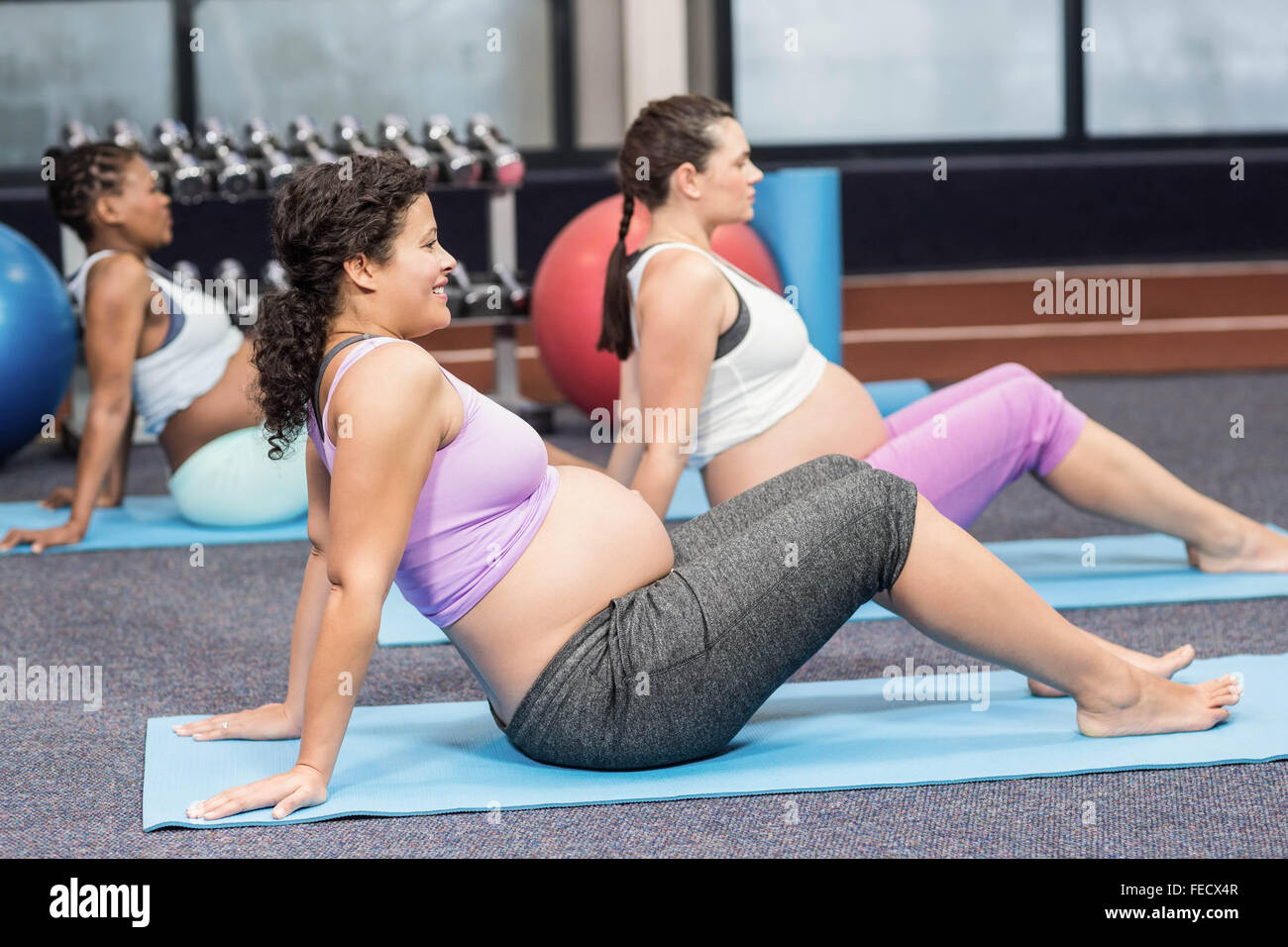 Smiling pregnant women sur mat Banque D'Images