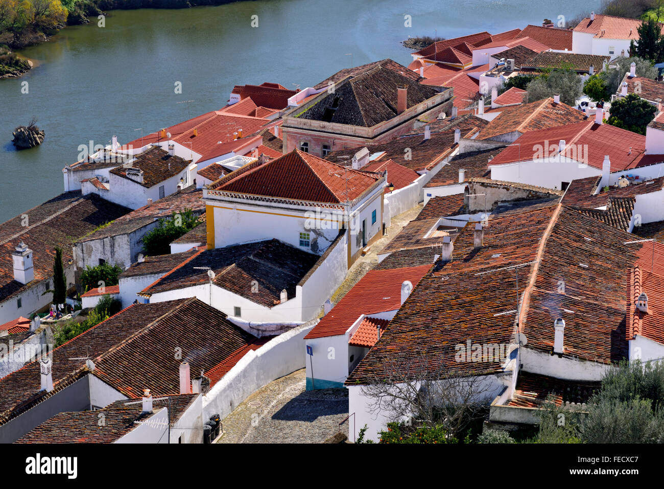Le Portugal, l'Alentejo : vue sur les toits de Mértola village historique dominant la rivière Guadiana Banque D'Images
