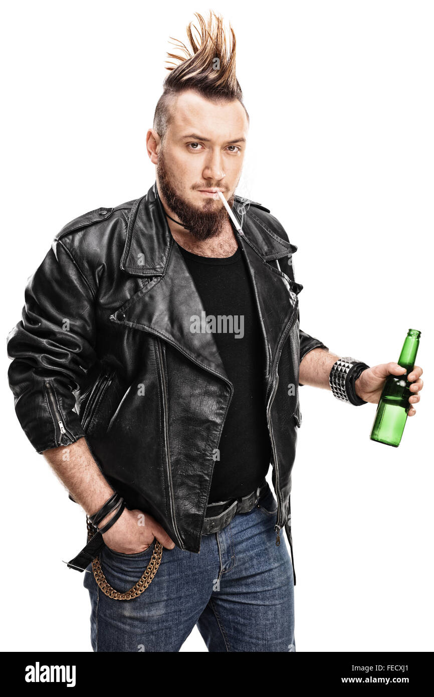 Shot vertical d'un jeune homme punk fumer une cigarette et tenant une bouteille de bière isolé sur fond blanc Banque D'Images