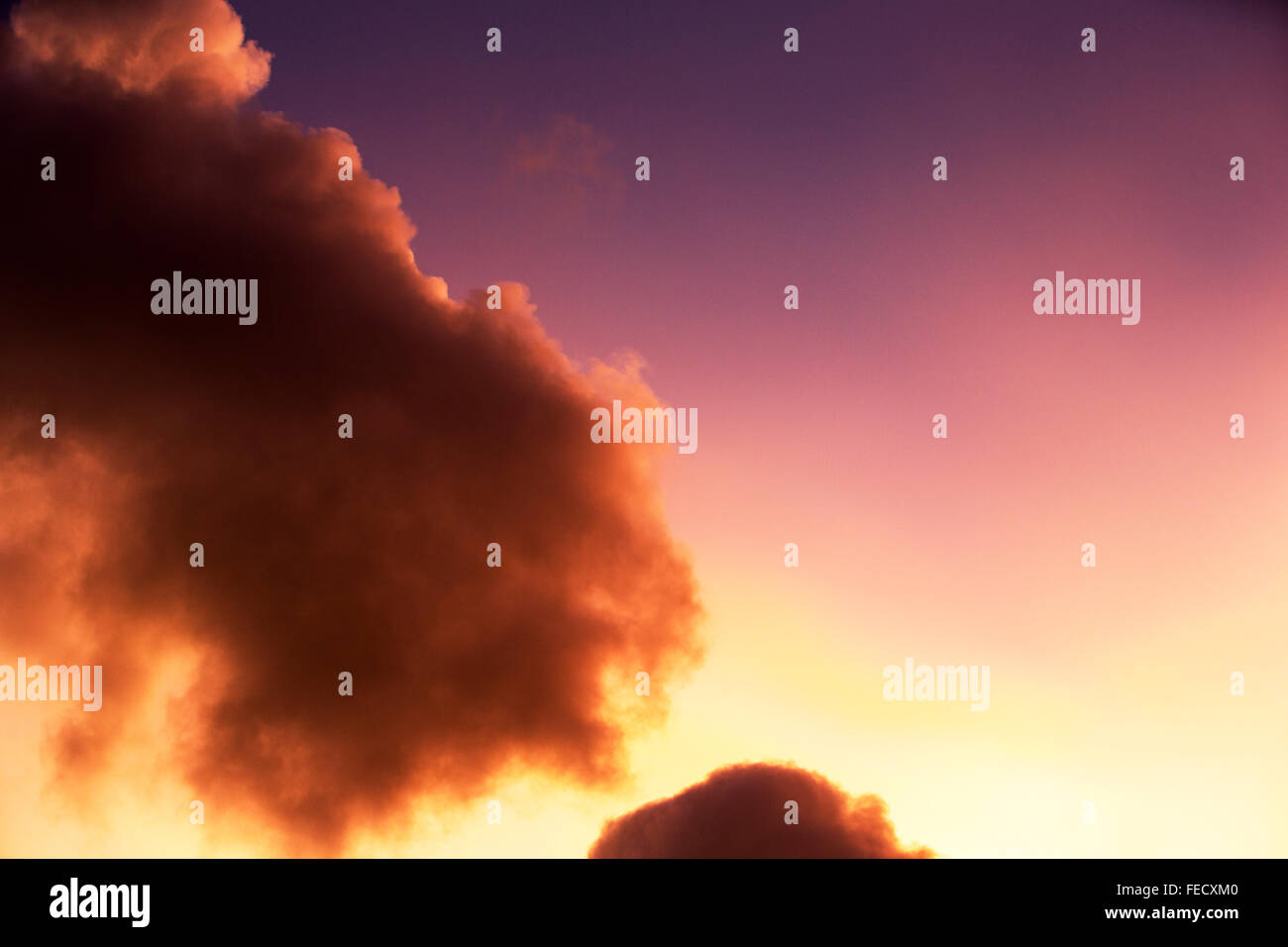 Les effets d'éclairage bizarre en nuages nacrés au coucher de soleil sur Ambleside, causé par la réfraction de cristaux de glace dans les nuages élevés affec Banque D'Images