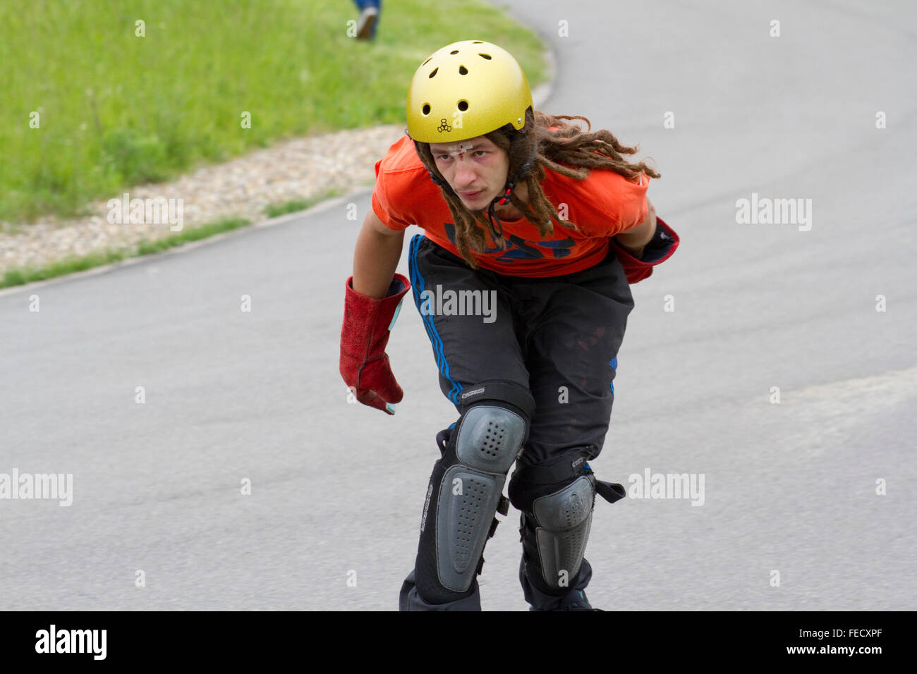 Skateur professionnel participe à une course de descente Banque D'Images