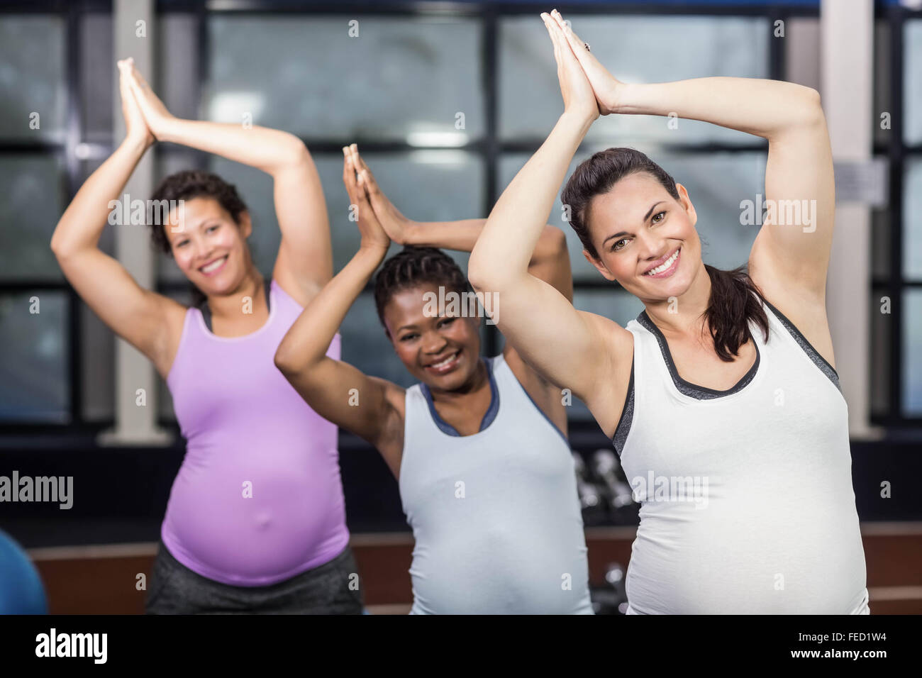 Cheerful femmes enceintes faisant du yoga Banque D'Images