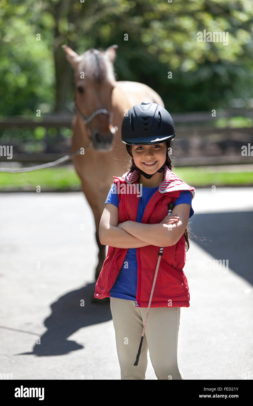 Portrait d'une petite fille avec son poney préféré Banque D'Images