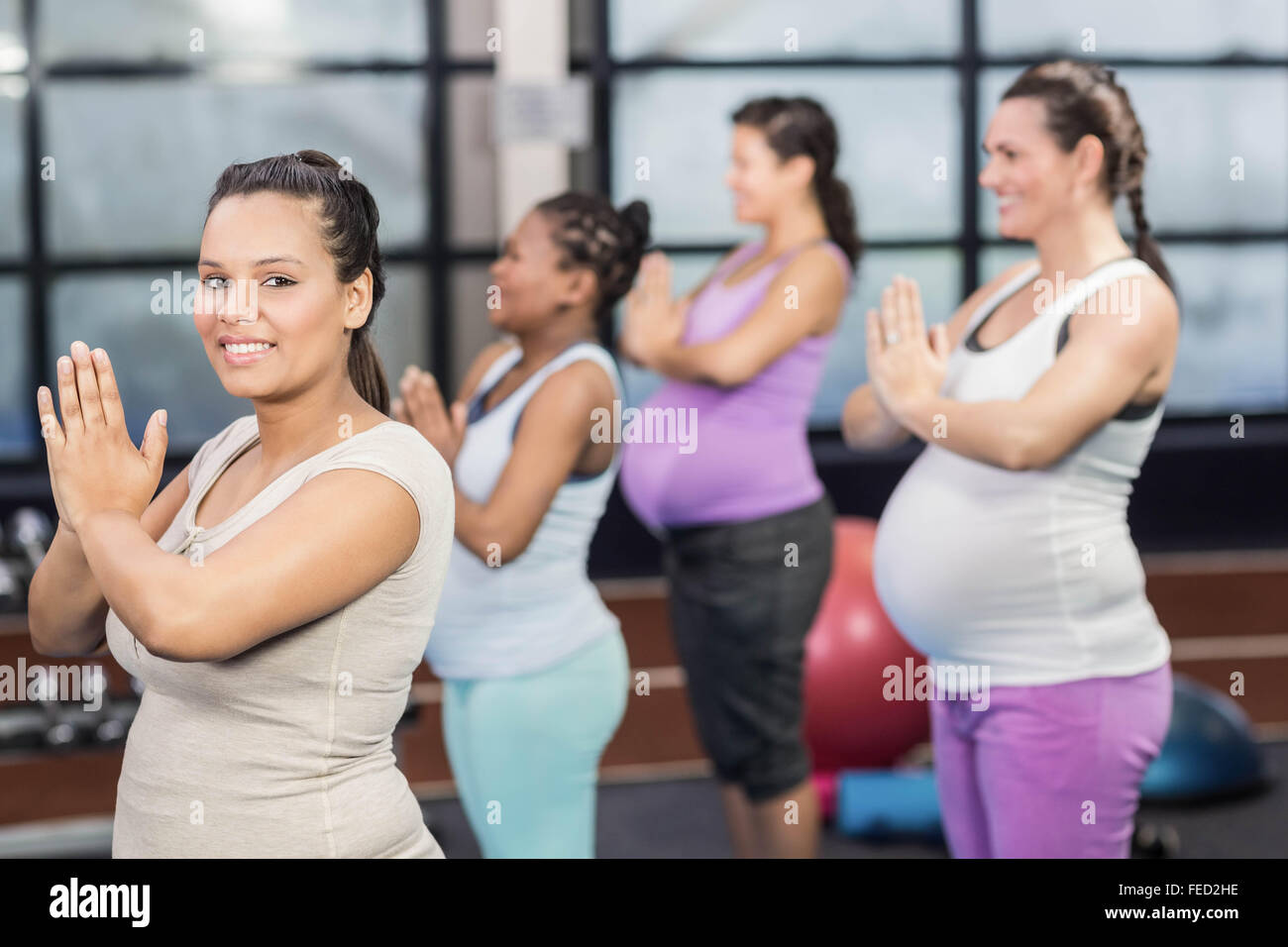 Les femmes enceintes faisant l'exercice de yoga Banque D'Images