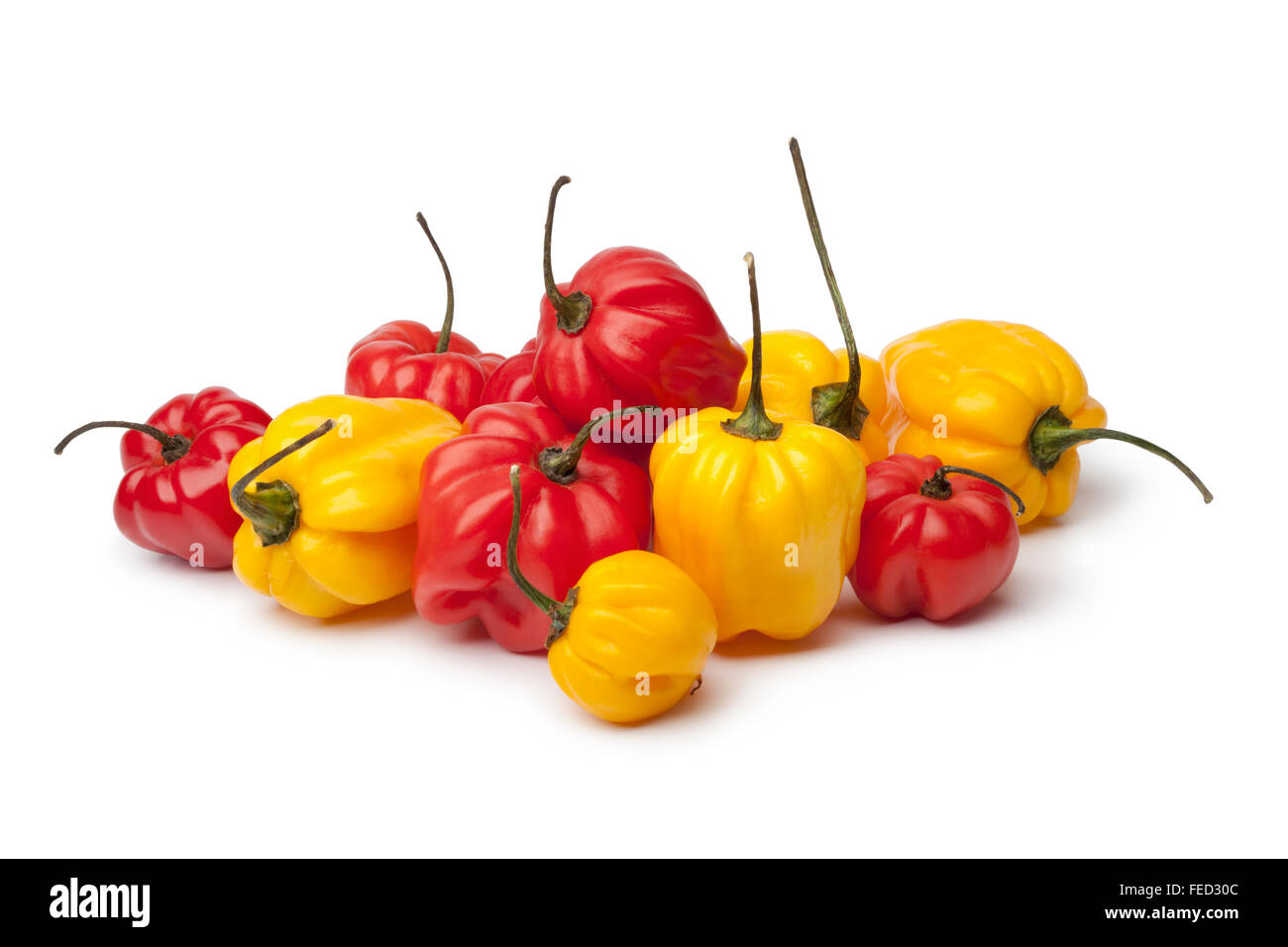 Jaune et douce piments Scotch bonnet rouge sur fond blanc Banque D'Images