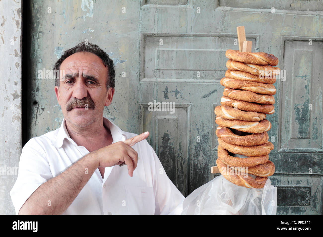 Vente homme Simits dans la rue, Istanbul, Turquie Banque D'Images