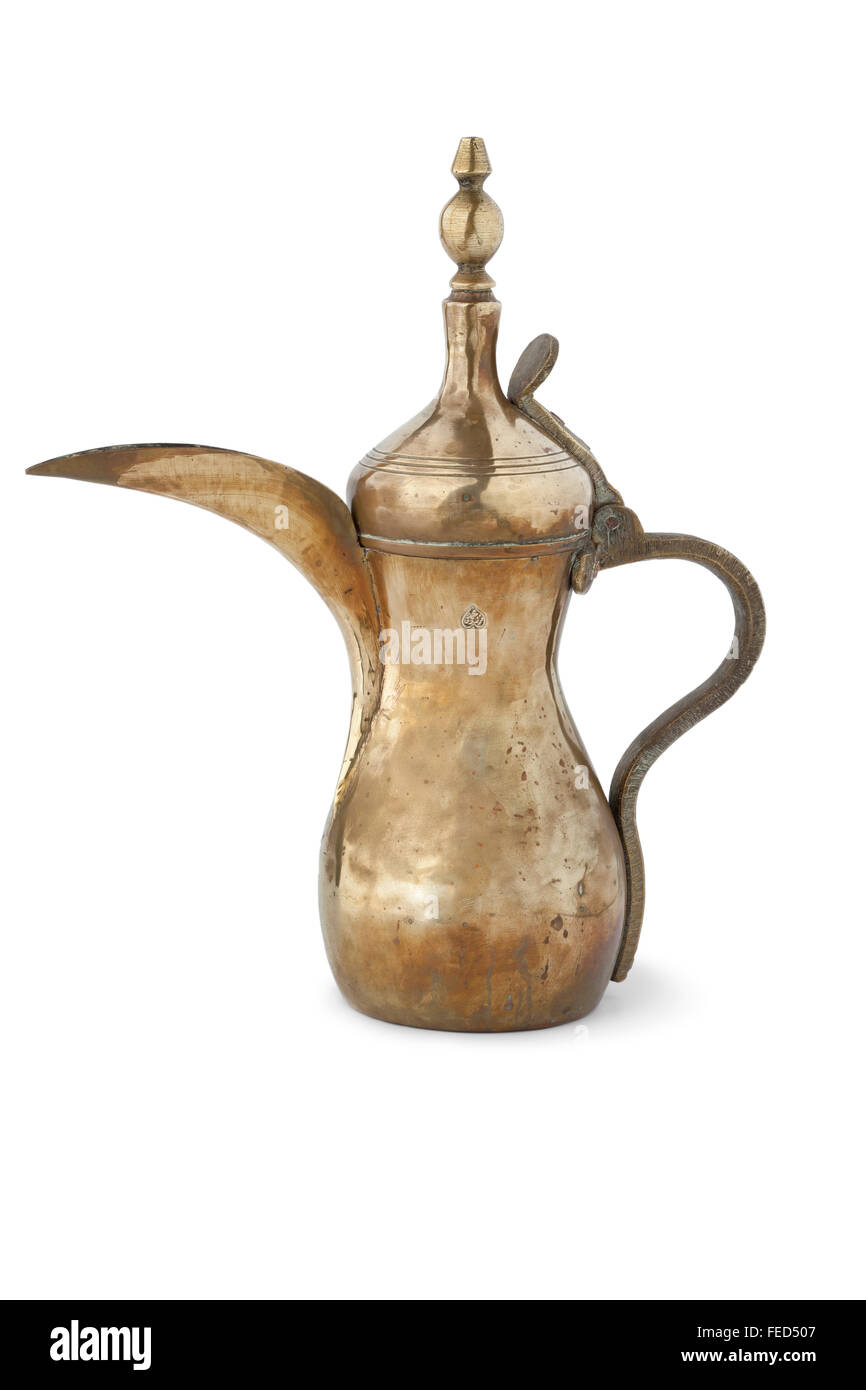Le café arabe anciens traditionnels peuvent sur fond blanc Banque D'Images