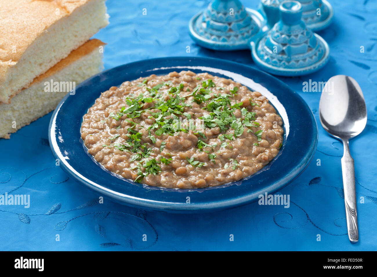 Repas de lentilles traditionnelles marocaines avec le persil et le pain Banque D'Images