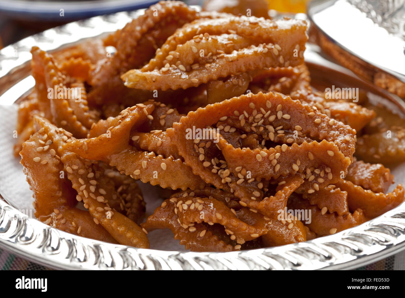 Cookies miel Chebakia avec graines de sésame dans un bol en métal pour la boulangerie à l'occasion du ramadan Banque D'Images