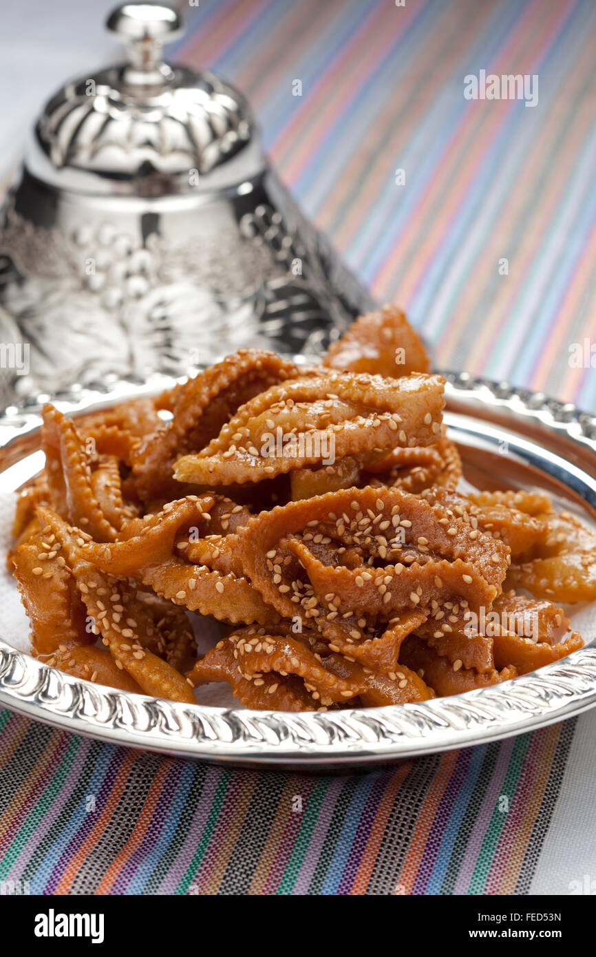 Cookies miel Chebakia avec graines de sésame dans un bol en métal pour le moment du Ramadan Banque D'Images