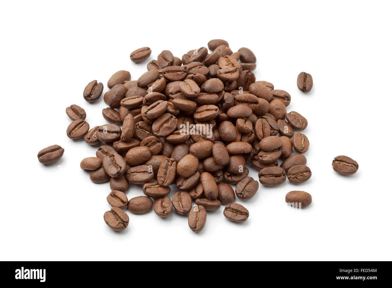 Heap de grains de café sur fond blanc Banque D'Images