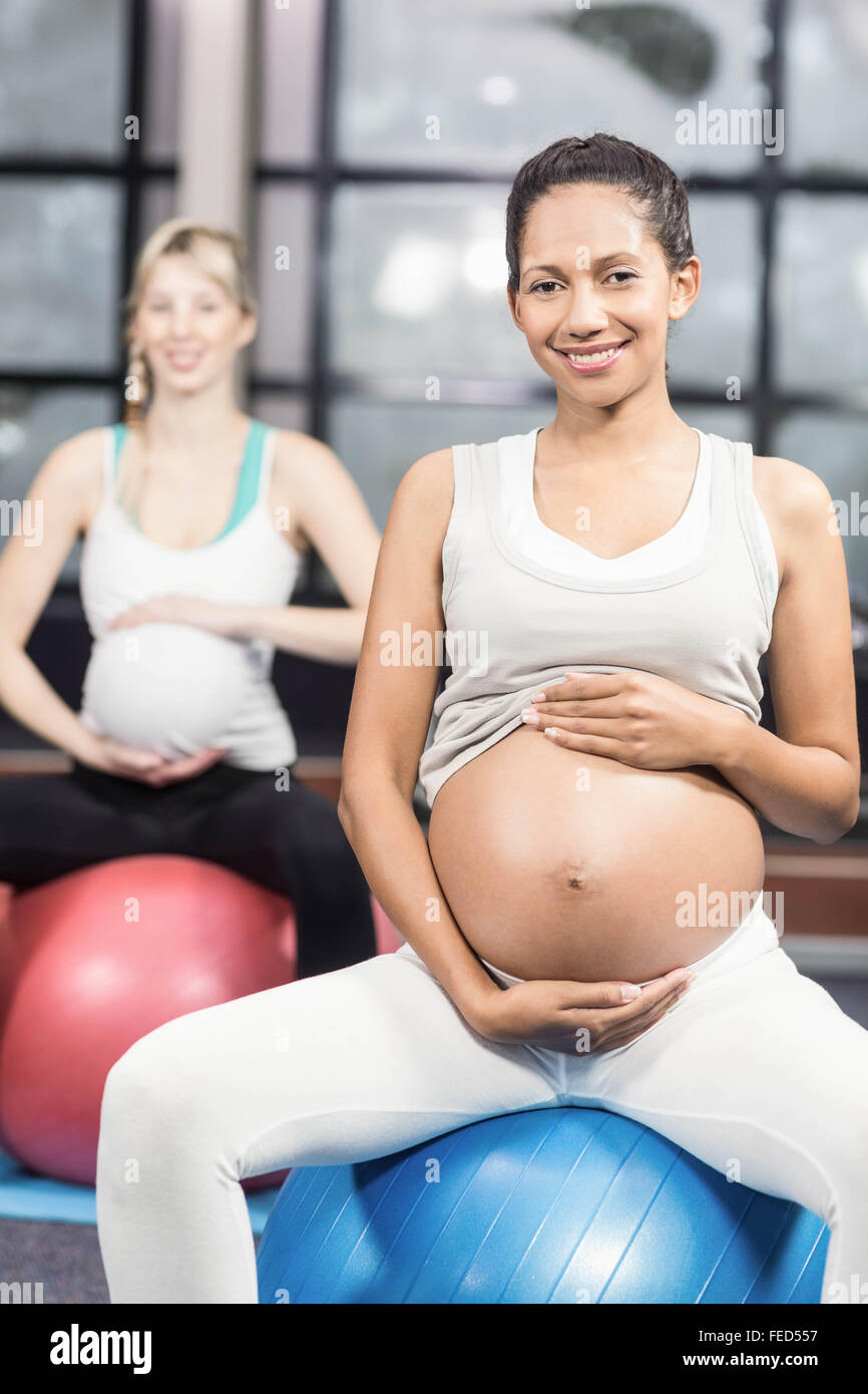Les femmes enceintes faisant de l'exercice avec fitness ball Banque D'Images