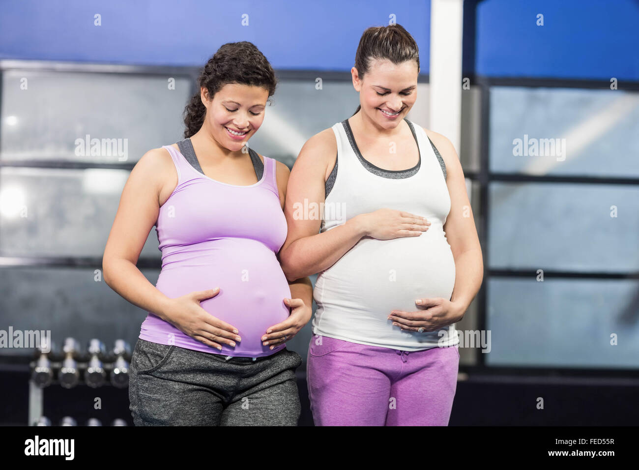 Les femmes enceintes de toucher leur ventre Banque D'Images