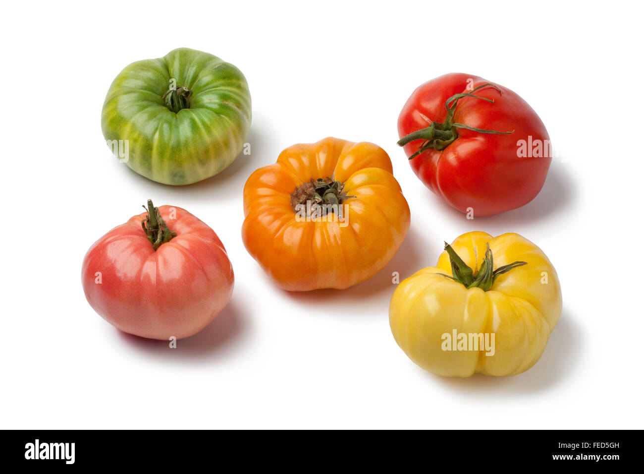 Diversité de beefheart tomates sur fond blanc Banque D'Images