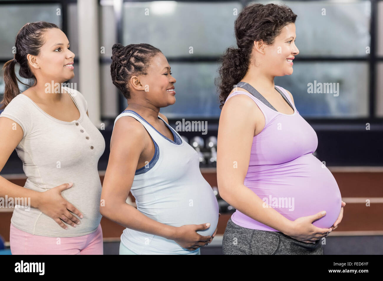 Les femmes enceintes faisant l'exercice de yoga Banque D'Images