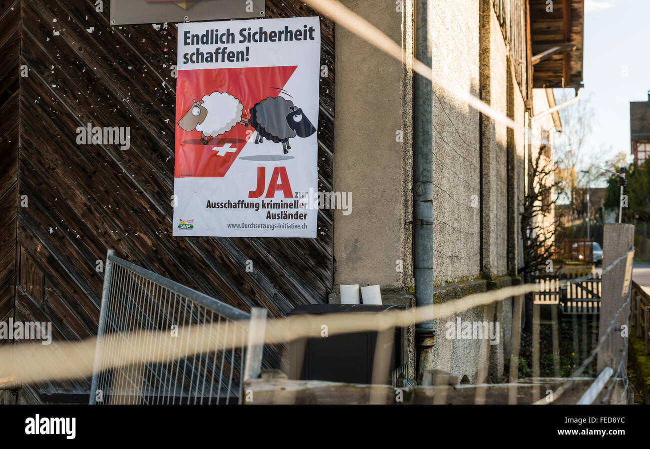 Affiche de campagne d'un référendum "pour le renvoi des criminels étrangers efficace' se bloque sur un mur de la ferme dans les régions rurales de la Suisse Banque D'Images