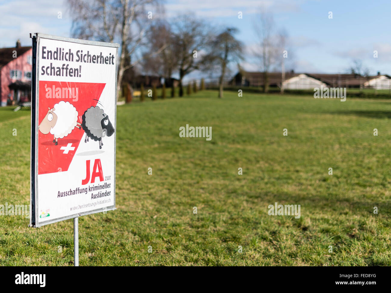 Affiche de campagne d'un référendum "pour le renvoi des criminels étrangers efficace' sur un champ dans les régions rurales de la Suisse. Banque D'Images