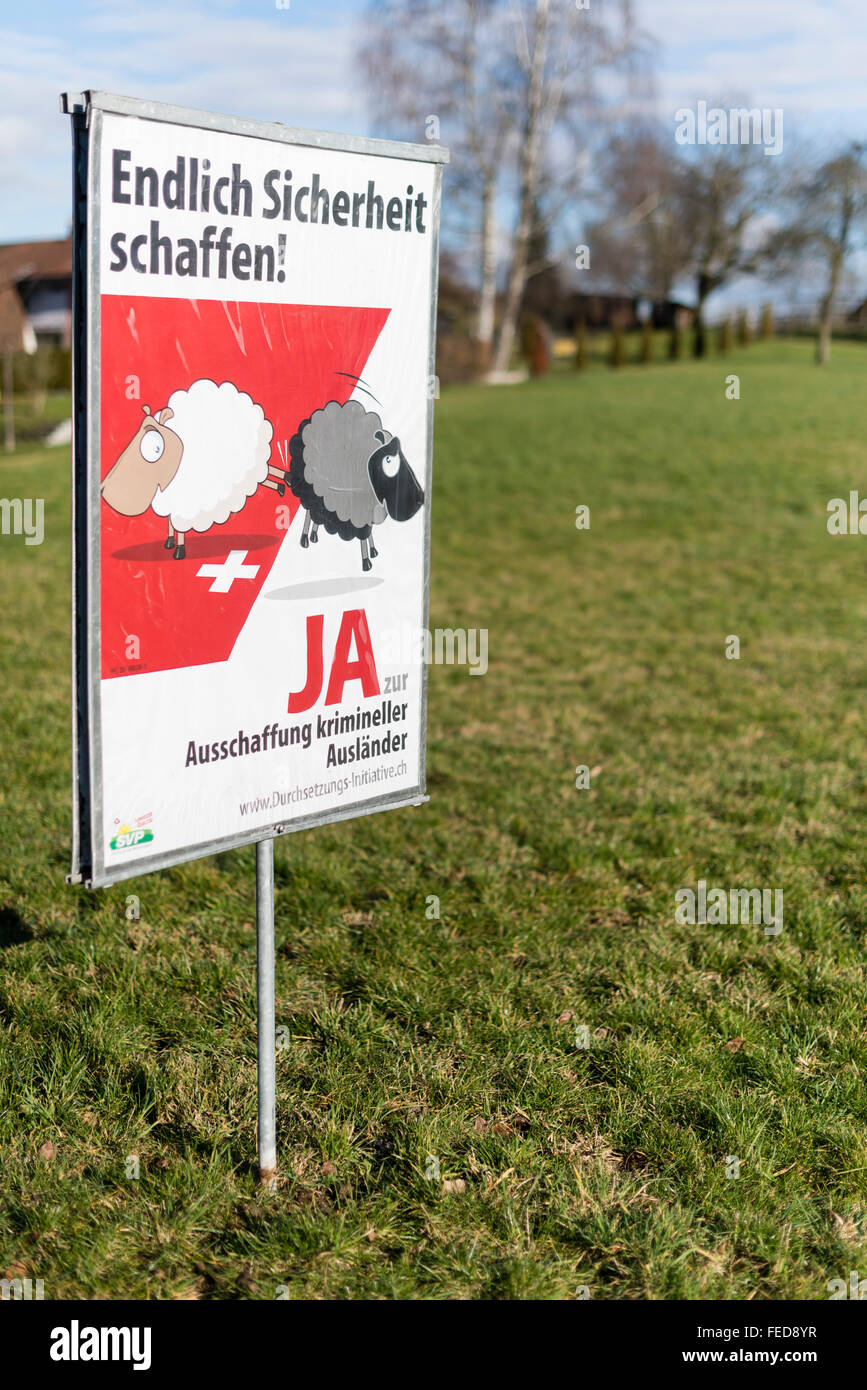 Affiche de campagne d'un référendum "pour le renvoi des criminels étrangers efficace' sur un champ dans les régions rurales de la Suisse. Banque D'Images