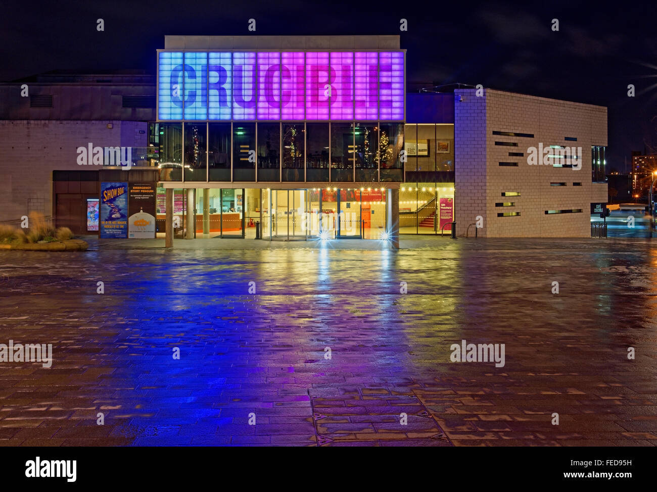 Crucible Theatre la nuit, Sheffield, South Yorkshire. Banque D'Images