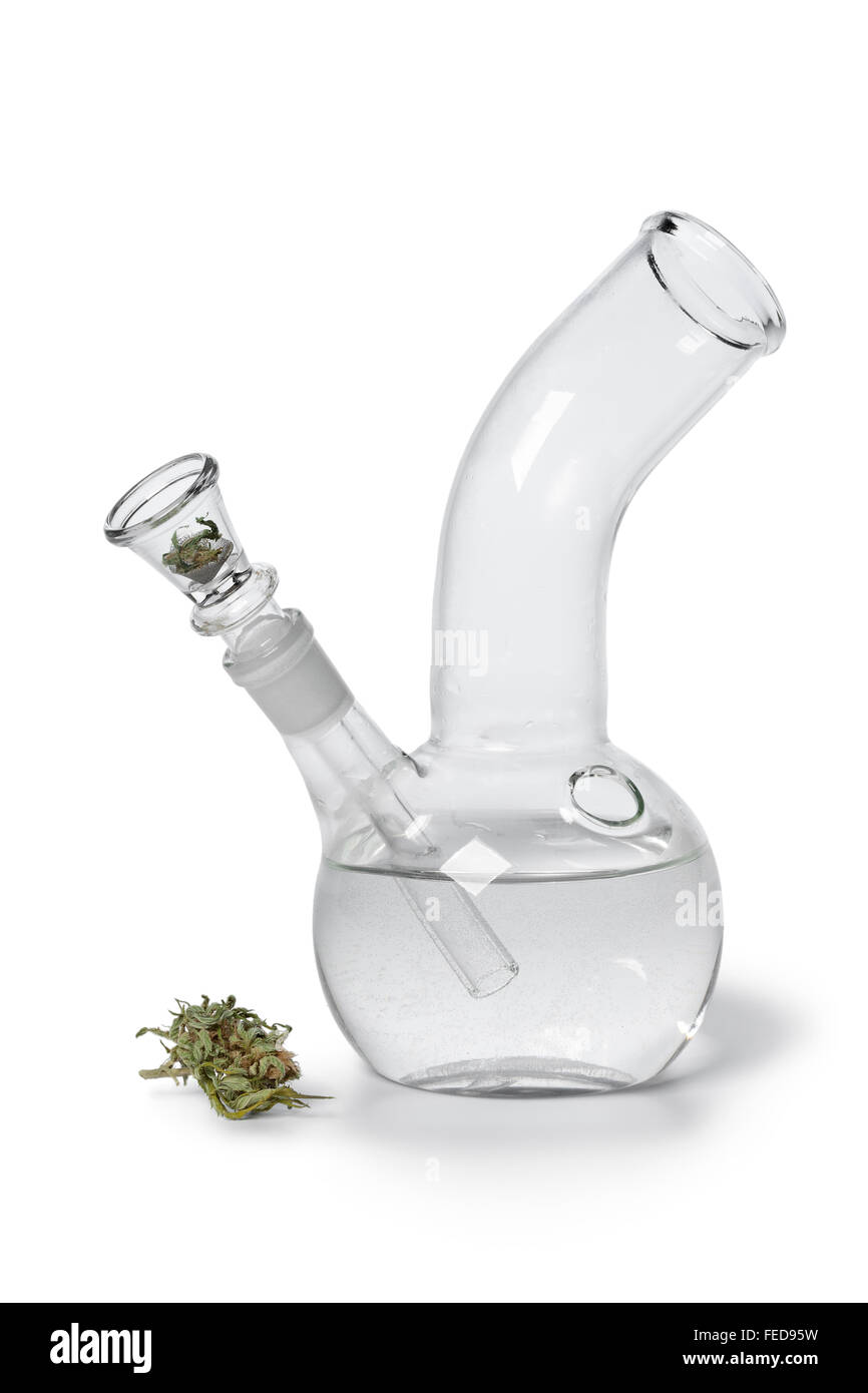 Pipe à eau en verre avec de la Marijuana bud sur fond blanc Banque D'Images