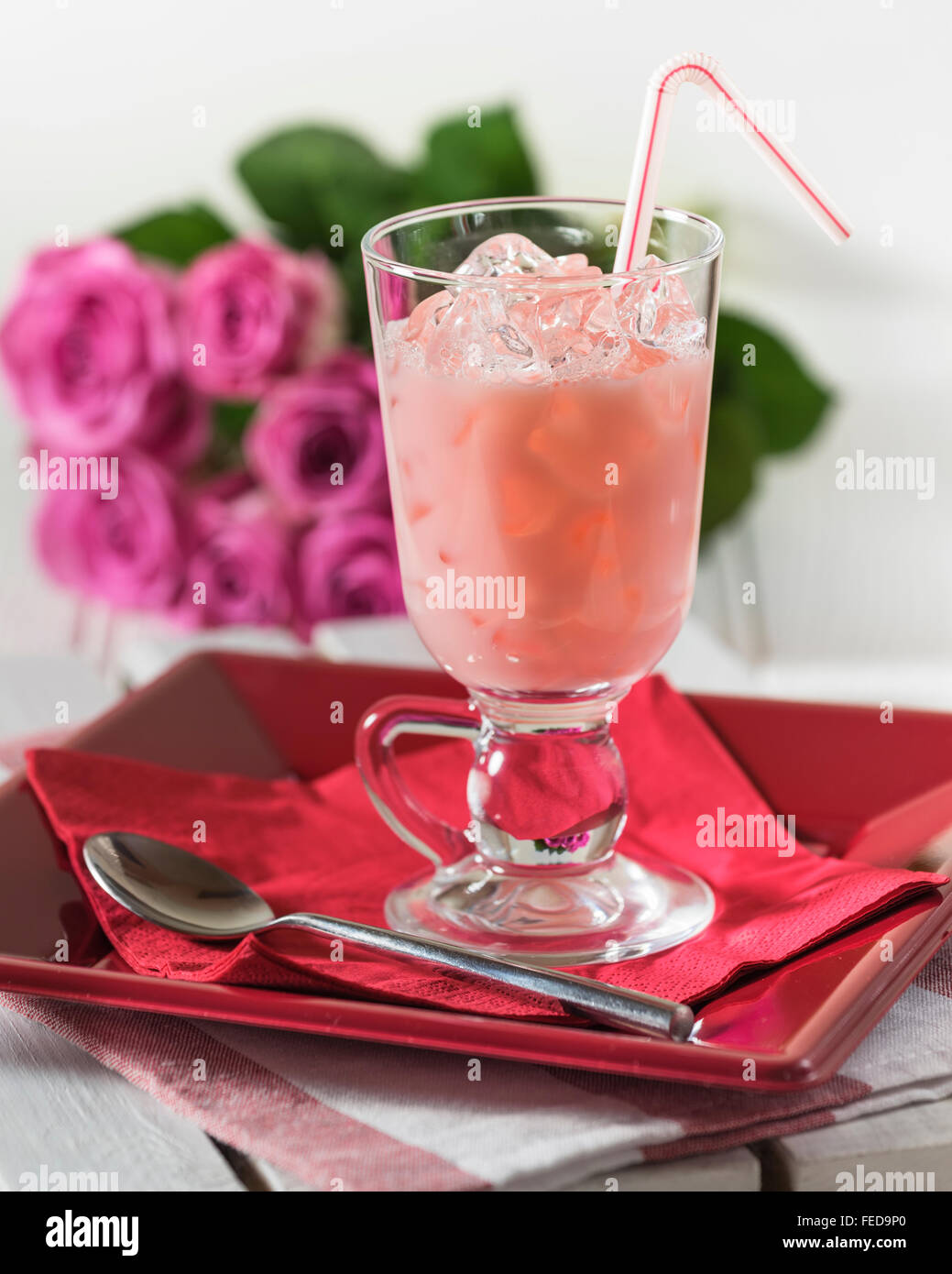 Bandung Rose. Boisson au lait saveur de rose. En Asie du sud-est Banque D'Images