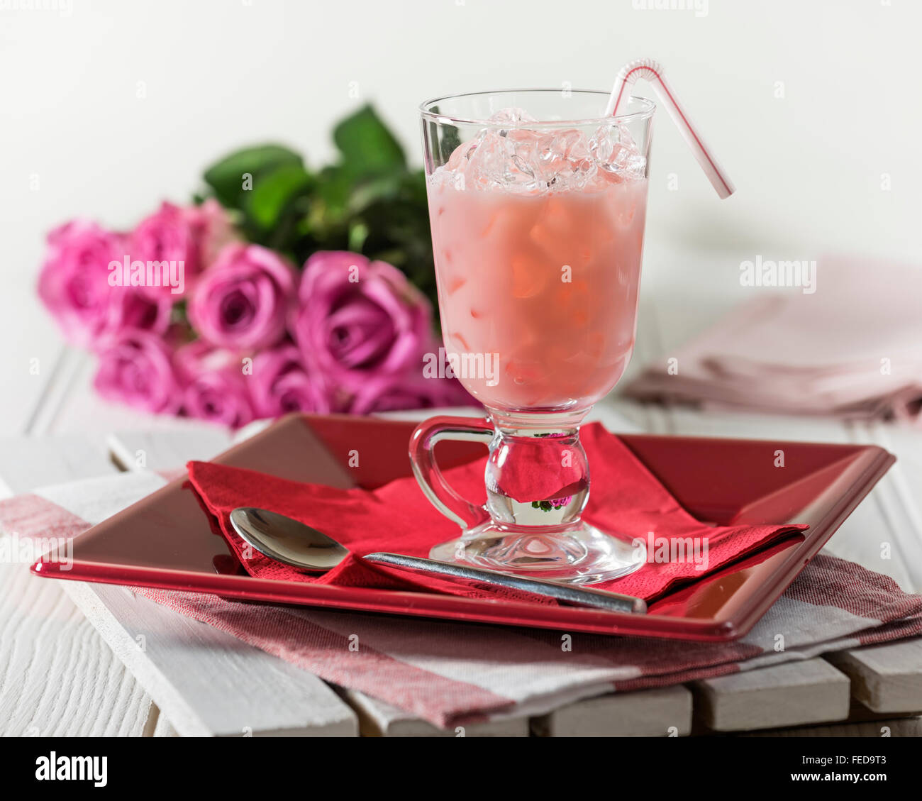 Bandung Rose. Boisson au lait saveur de rose. En Asie du sud-est Banque D'Images