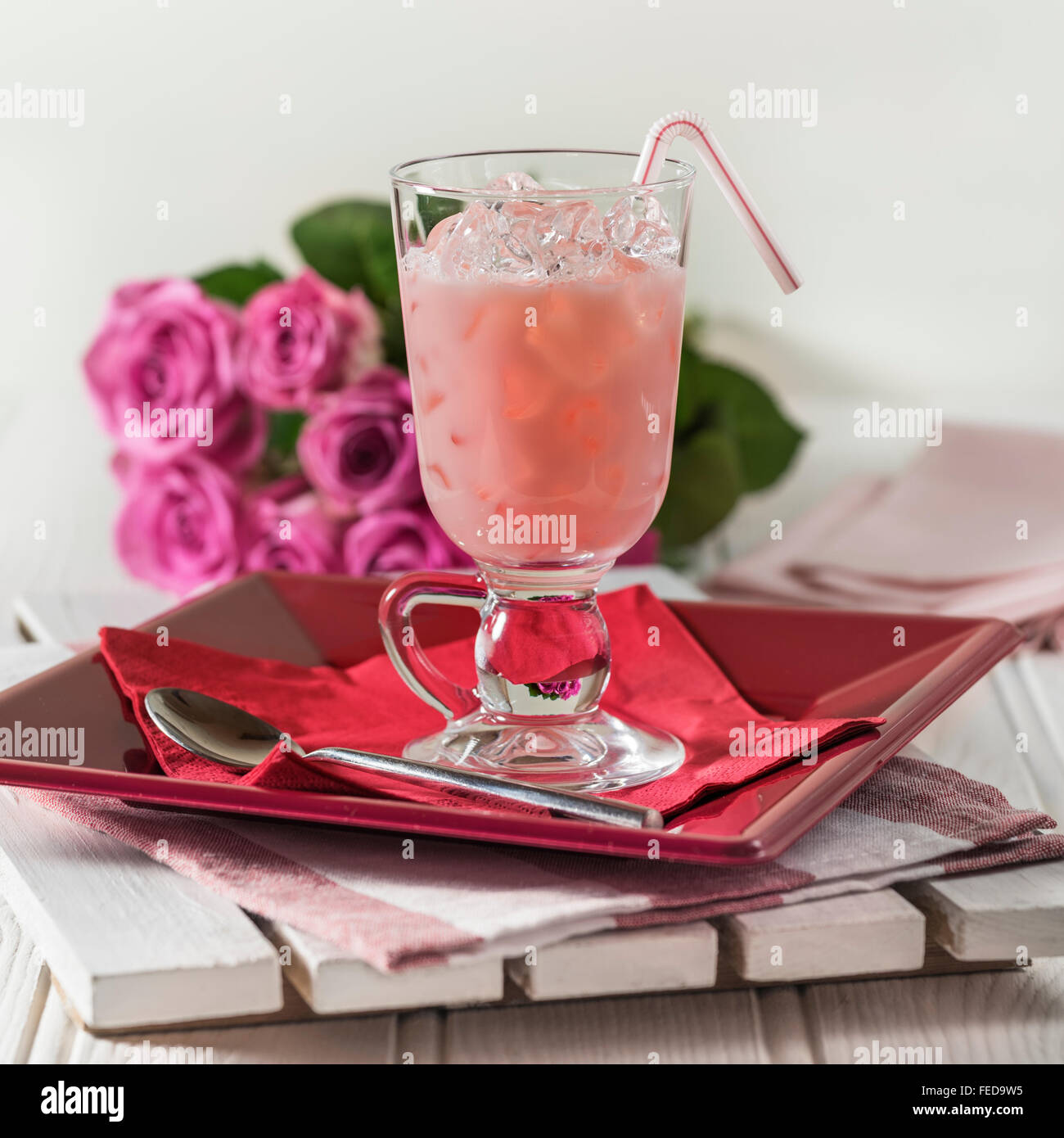 Bandung Rose. Boisson au lait saveur de rose. En Asie du sud-est Banque D'Images