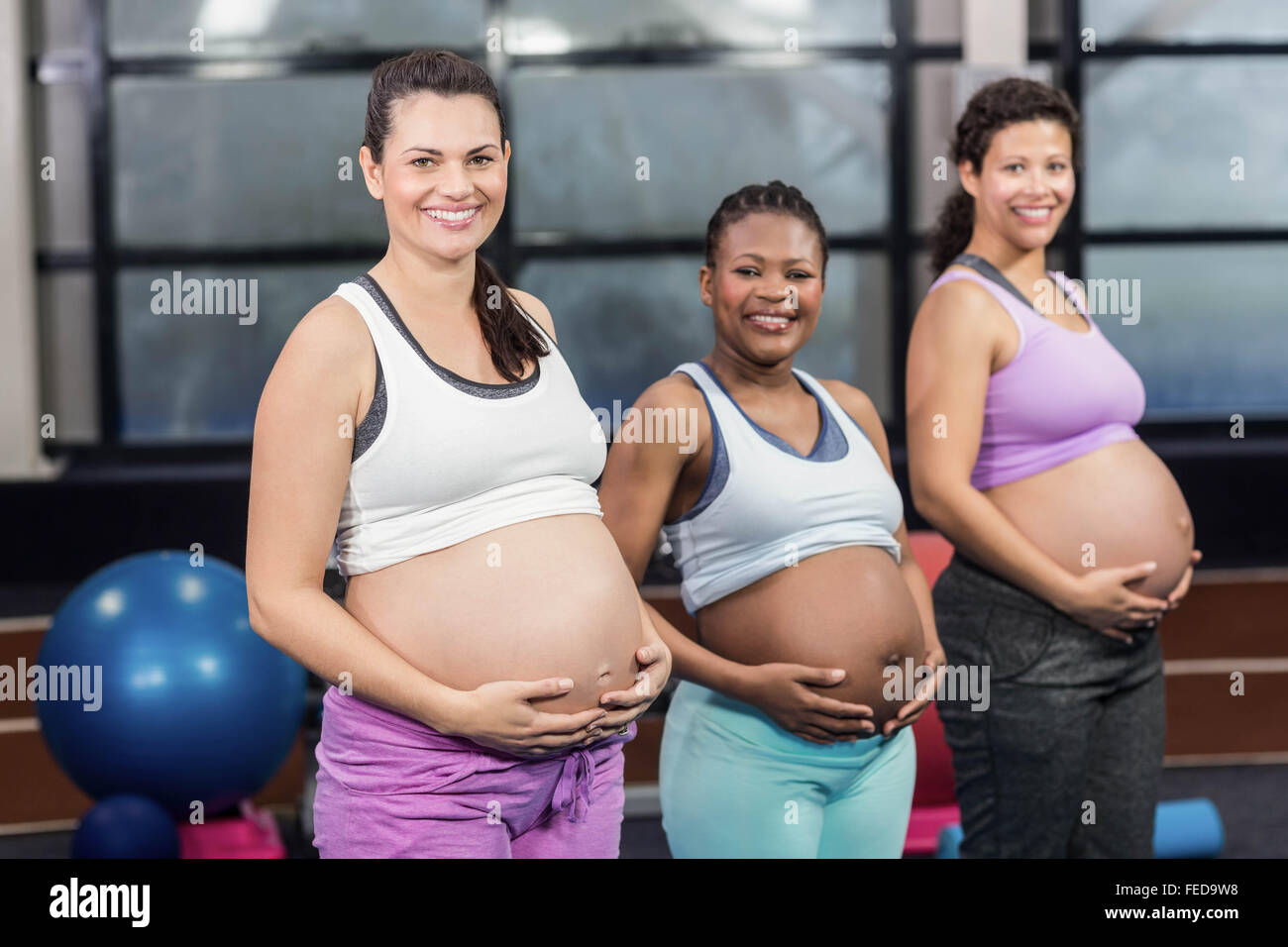 Les femmes enceintes joyeux et permanent de toucher leurs ventres Banque D'Images