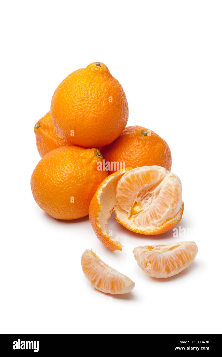Mandarines Clémentines fraîches sur fond blanc Banque D'Images