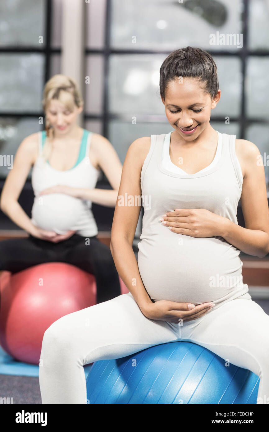 Les femmes enceintes faisant de l'exercice avec fitness ball Banque D'Images