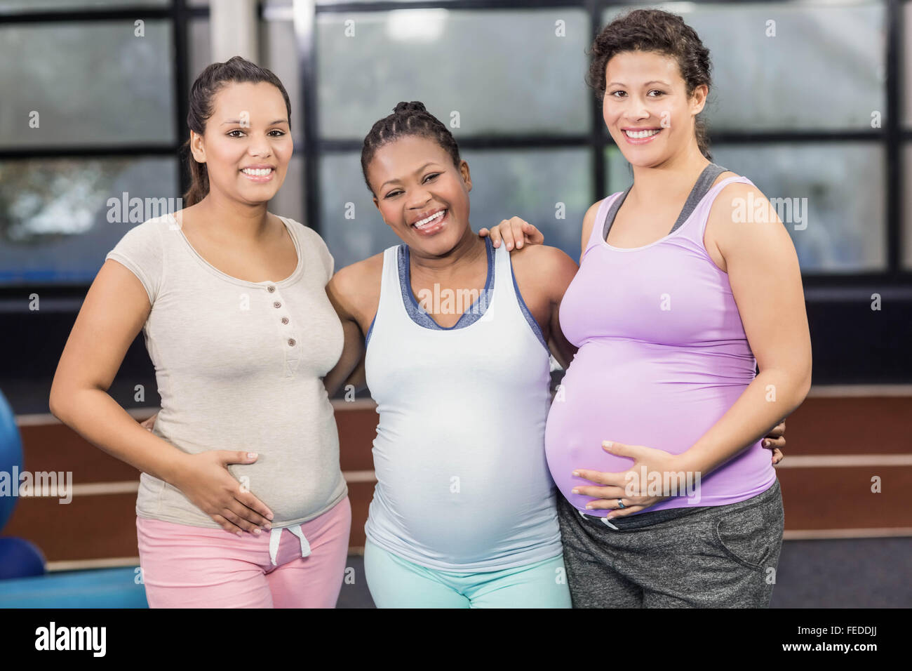 Smiling pregnant women posing together Banque D'Images