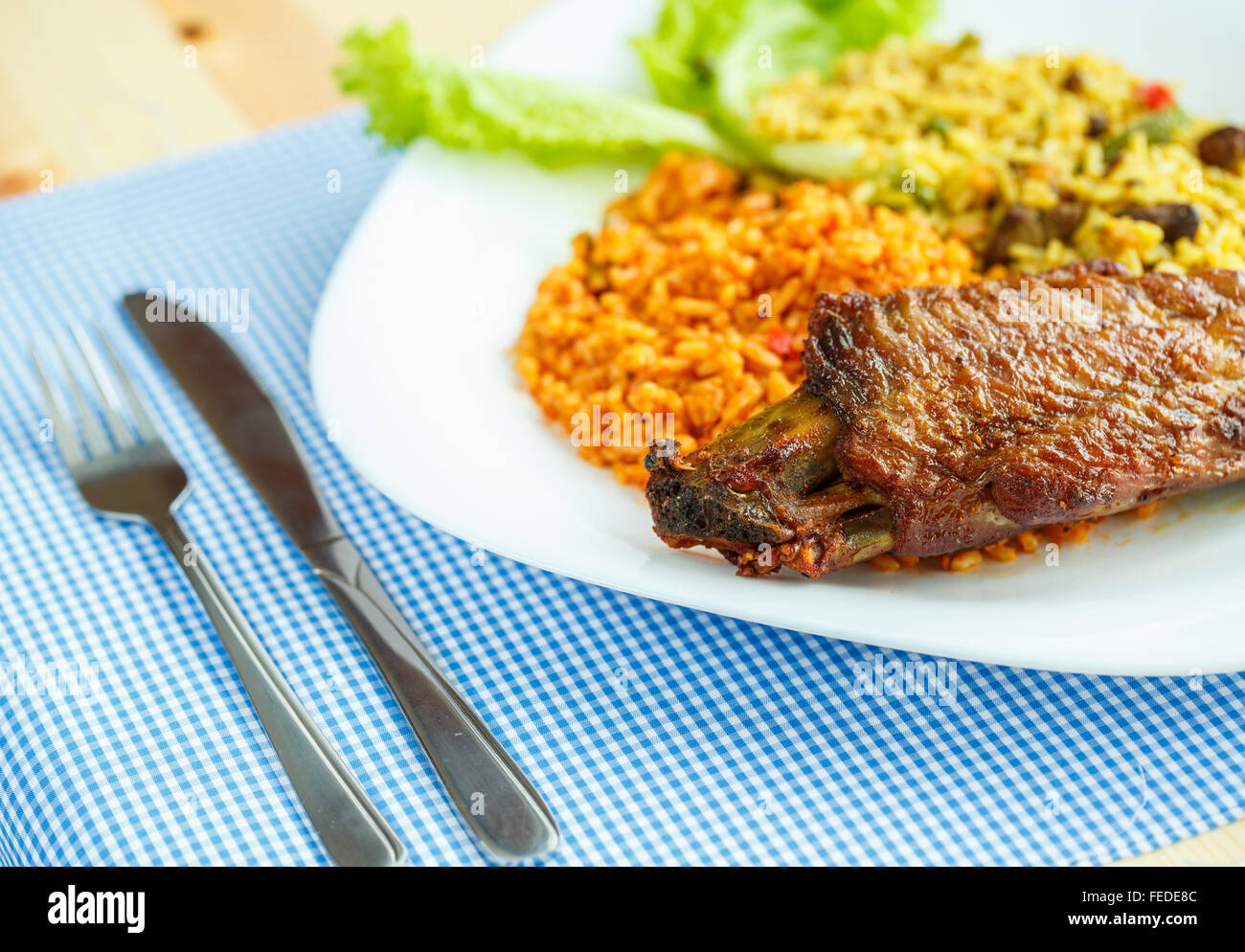 De délicieux plats de viande de dinde avec du riz et des feuilles de salade Banque D'Images