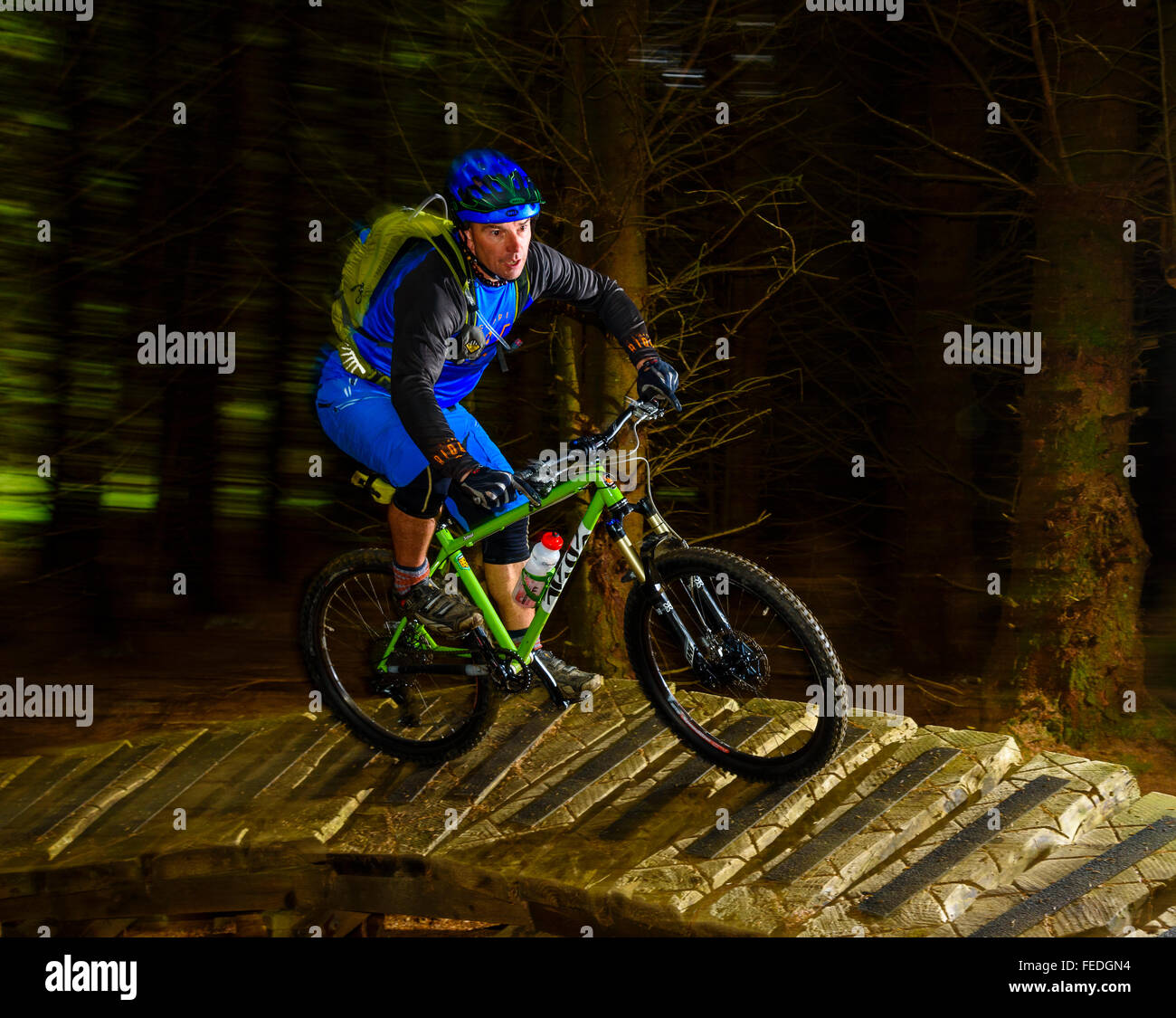 Du vélo de montagne sur le Boardwalk Deadwater Trail dans la forêt de Kielder Park Parc national de Northumberland Banque D'Images