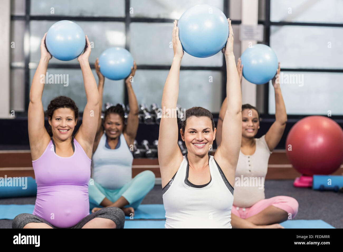 Les femmes enceintes exerçant sur des nattes avec des boules Banque D'Images