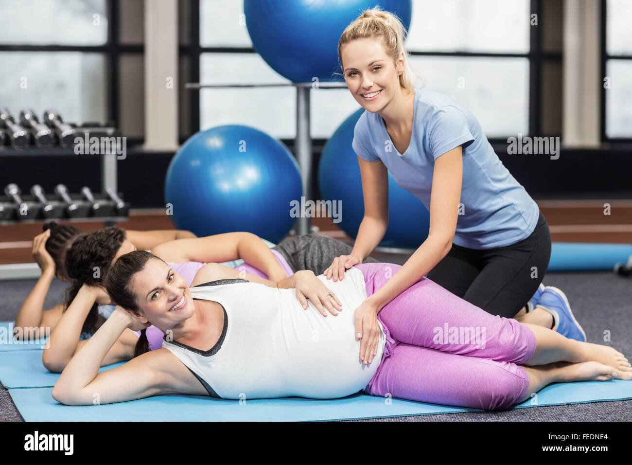 Fitness Trainer train aider les femmes enceintes Banque D'Images