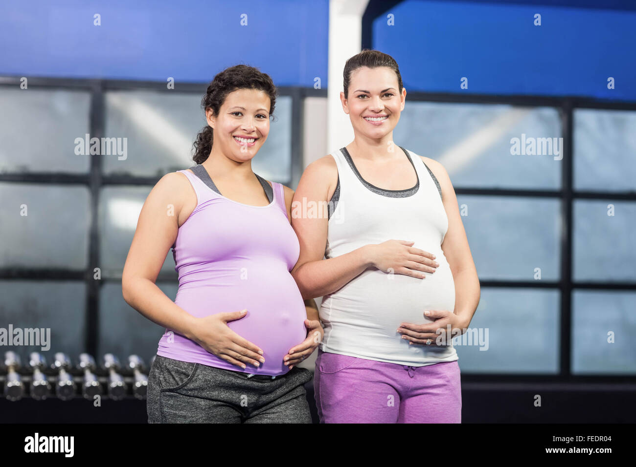 Smiling pregnant women posing together Banque D'Images