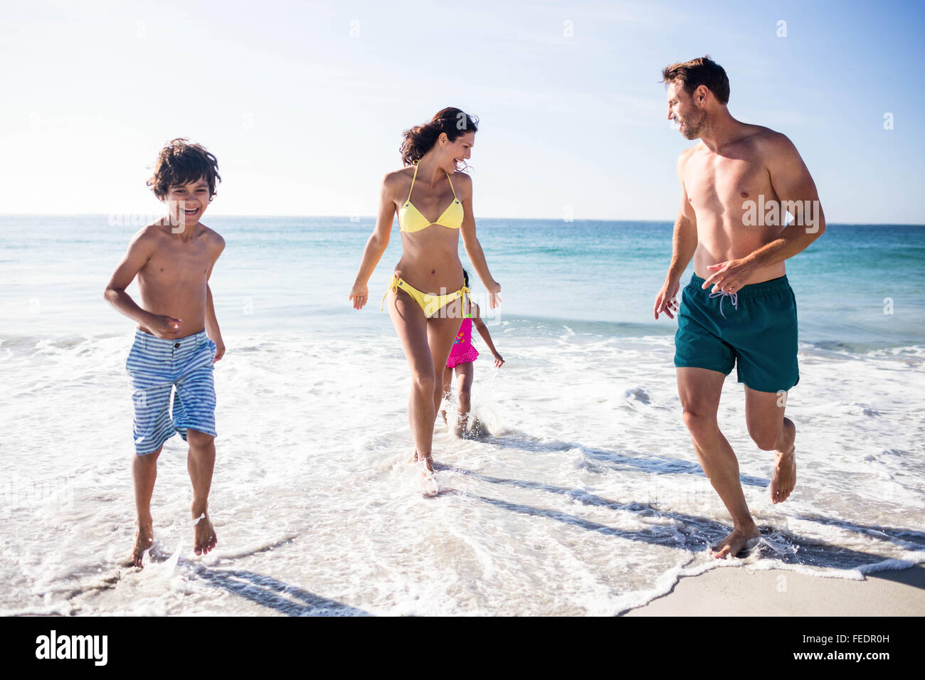 Cute family sortant de la mer Banque D'Images